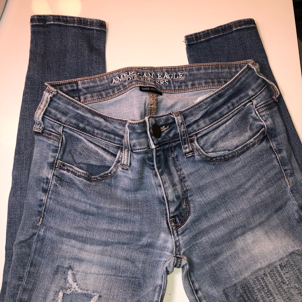 AMERICAN EAGLE SUPER STRETCH DISTRESSED JEANS